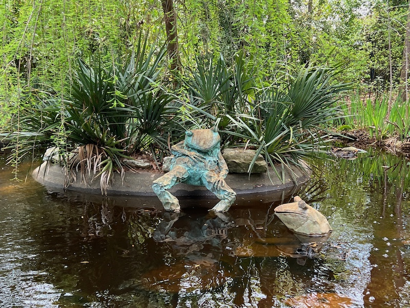 frog sculpture