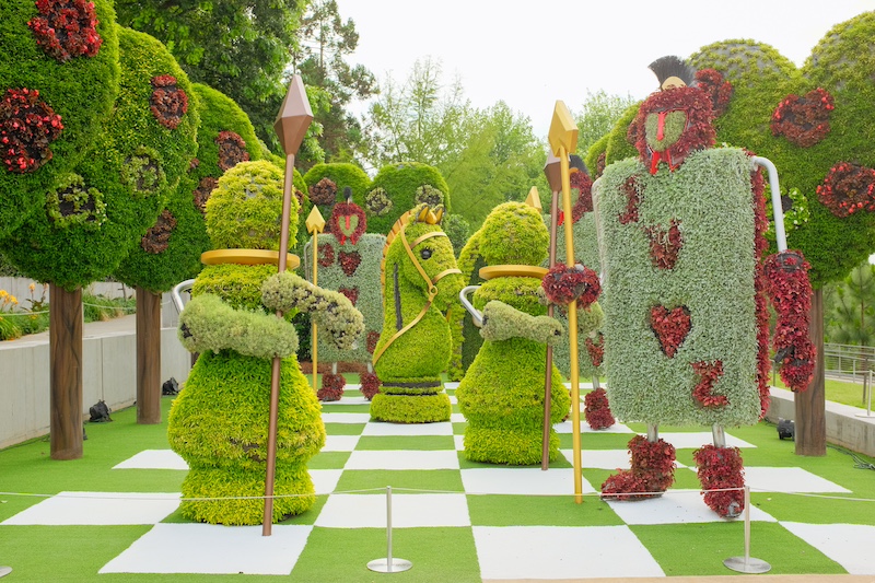 alice in wonderland living sculpture
